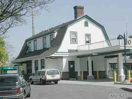 Sold by Douglas Elliman | media 24