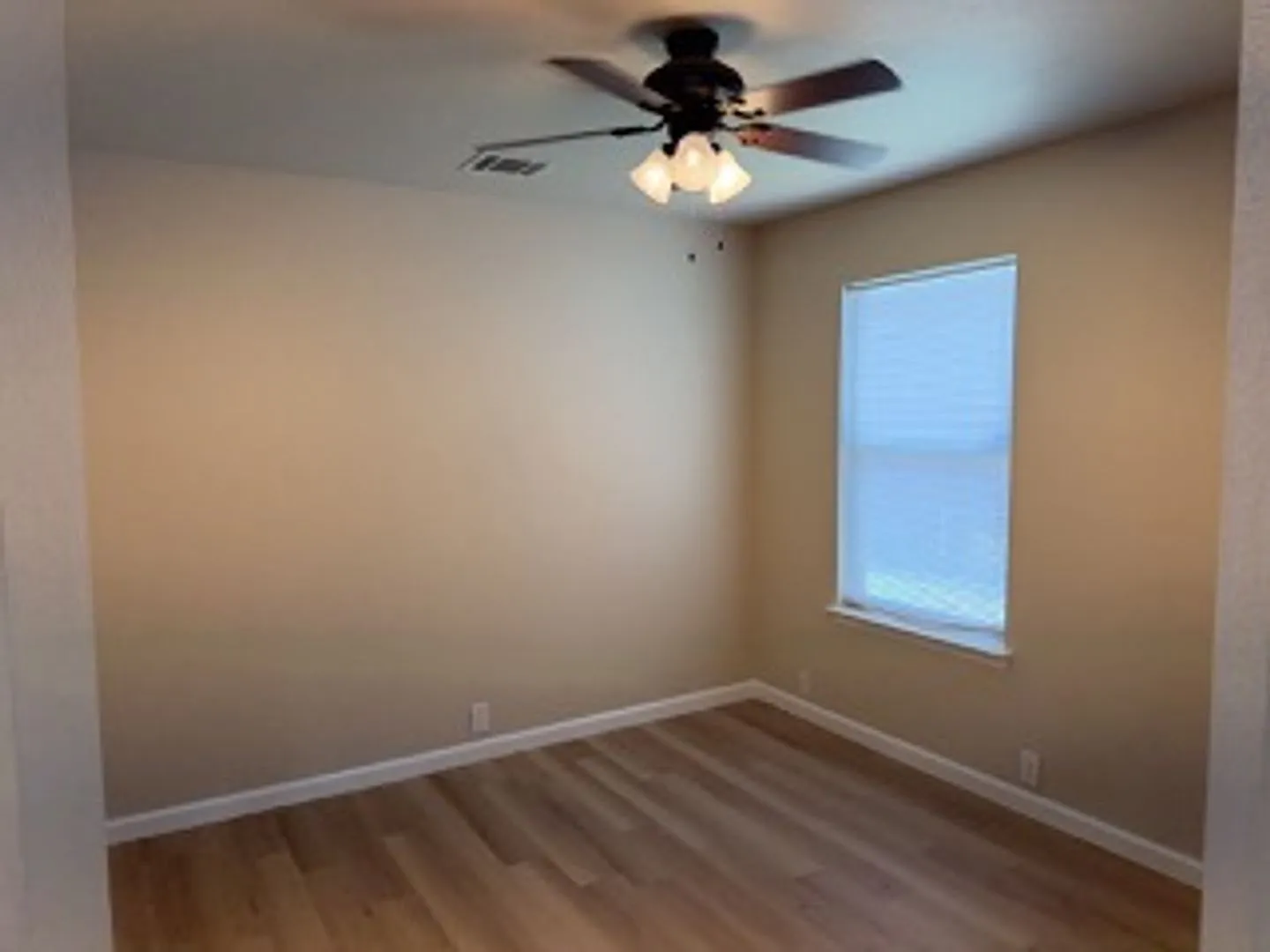 Charming 3 bedroom - Available now!! — Photo 3