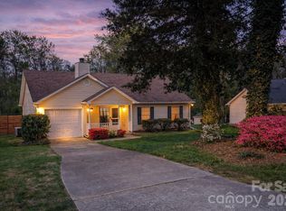 5812 Stone Bluff Ct, Charlotte, NC 28214