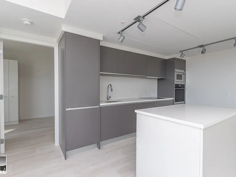 1204 E 2nd Ave — Photo 9
