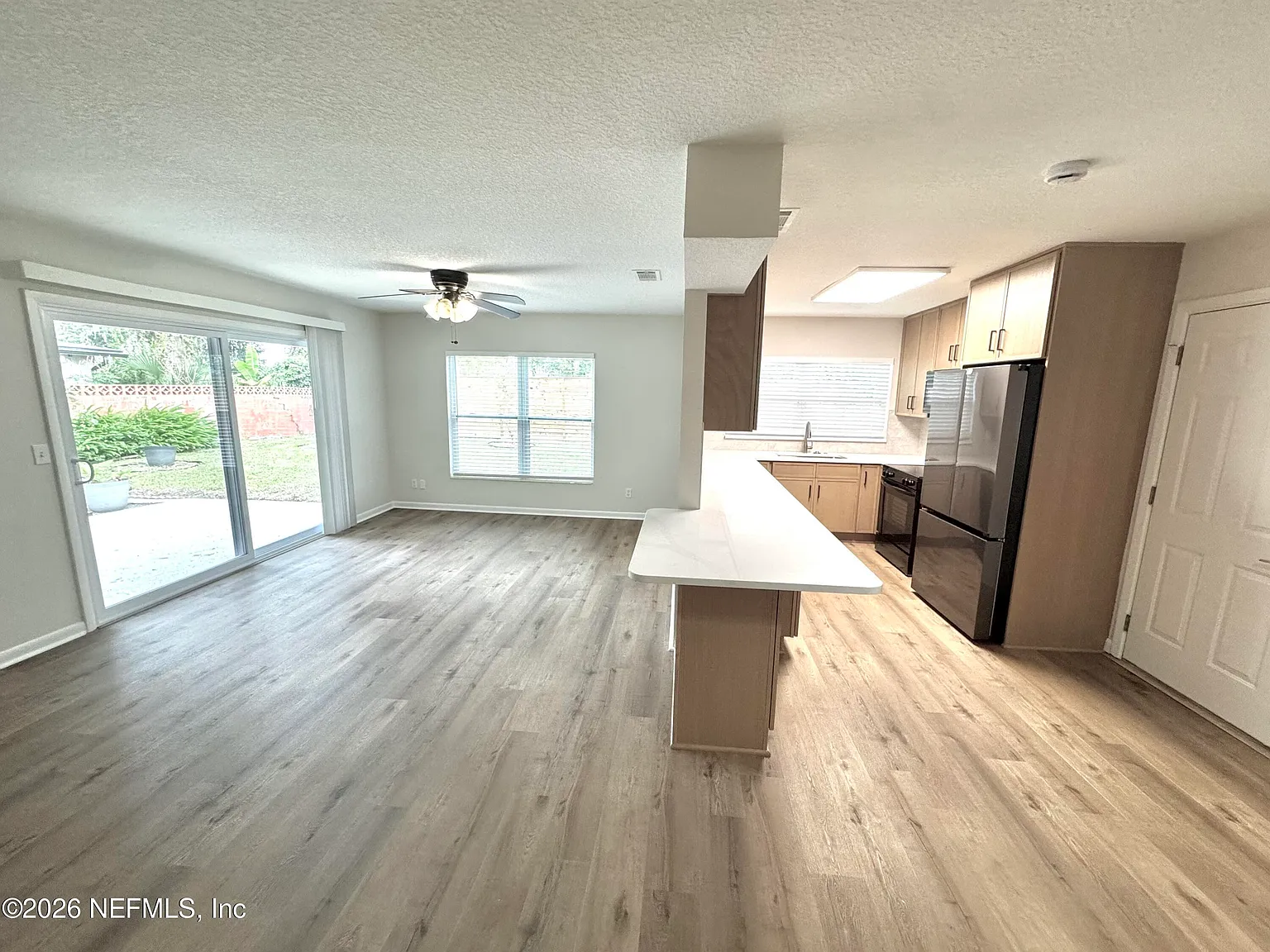 3 bed, 2.0 bath, 1242 sqft, $2,700 — Photo 2
