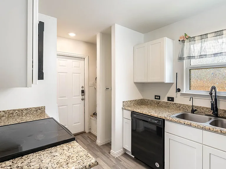 225 Virginia St — Photo 5