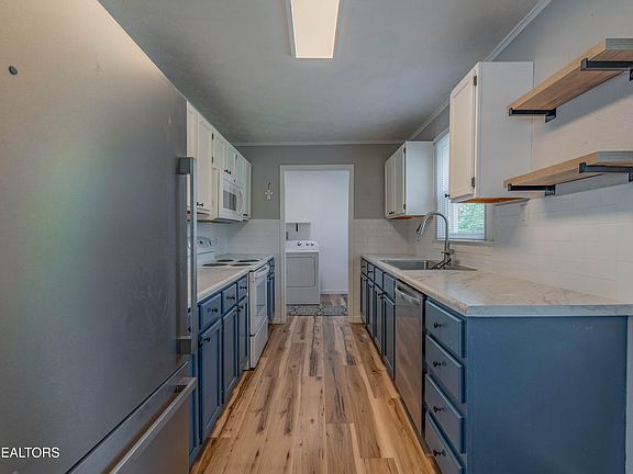 5th image of 305 Dahlia Dr
