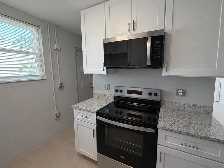 286 Watts St — Photo 3