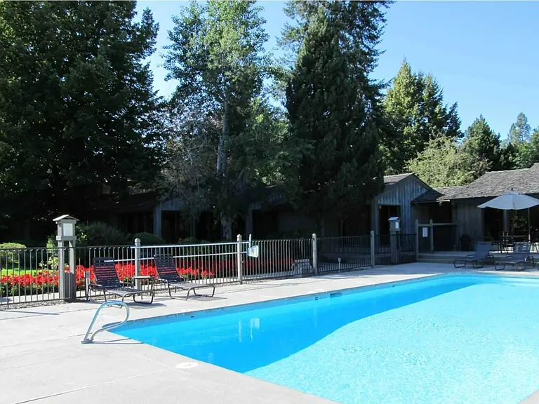 Lake Villa Apartments — Photo 11