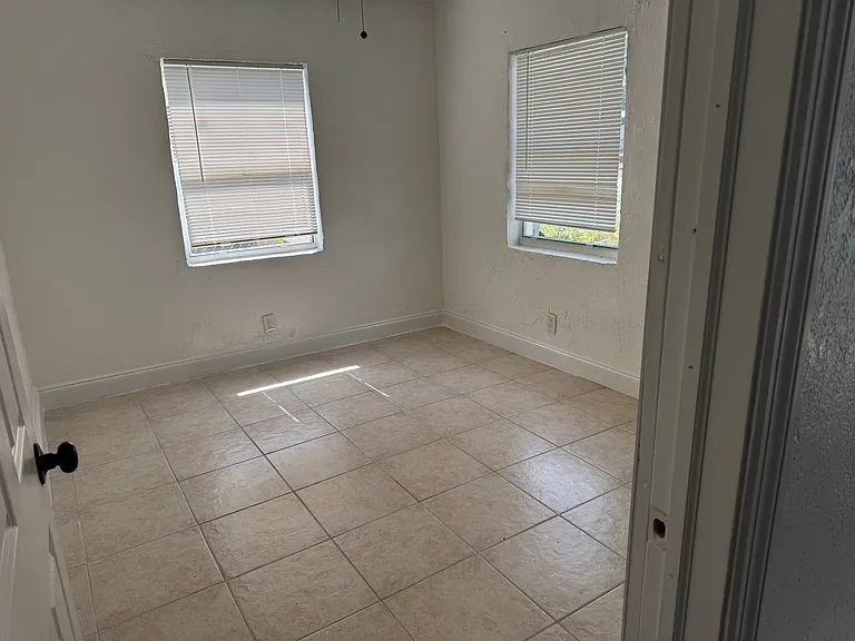 2849 NW 4th St — Photo 7