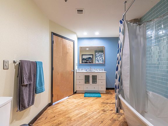 5th image of 2029 Wyandotte St APT 405