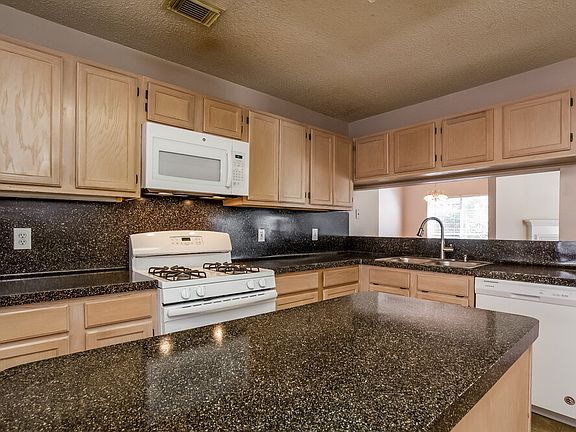 5th image of 7131 Maple Walk Dr