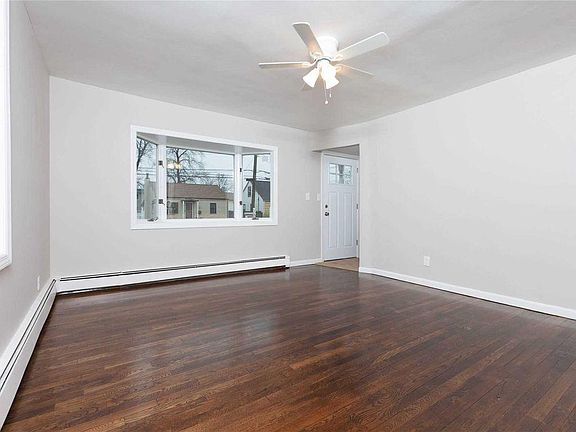 4th image of 95 Copiague Pl