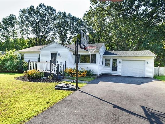 2nd image of 223 Oakwood Ln