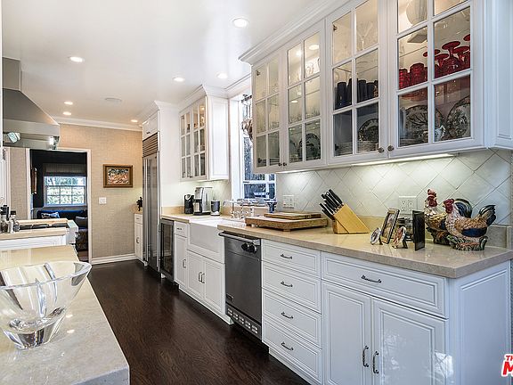 5th image of 3210 Oakshire Dr