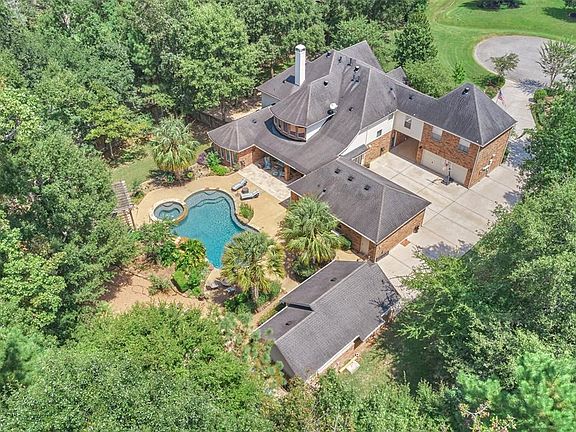 Great view of this house! Check out the position on the street.