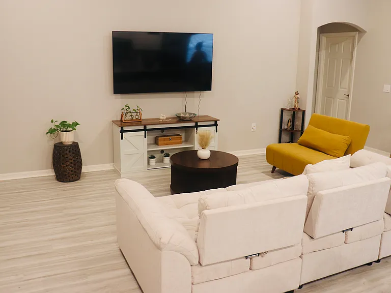 1420 Fleur Dr — Photo 10