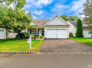 21 Appleby Dr, Helmetta, NJ 08828