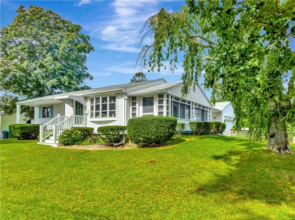 111 Burgoyne Dr, Warwick, RI 02889