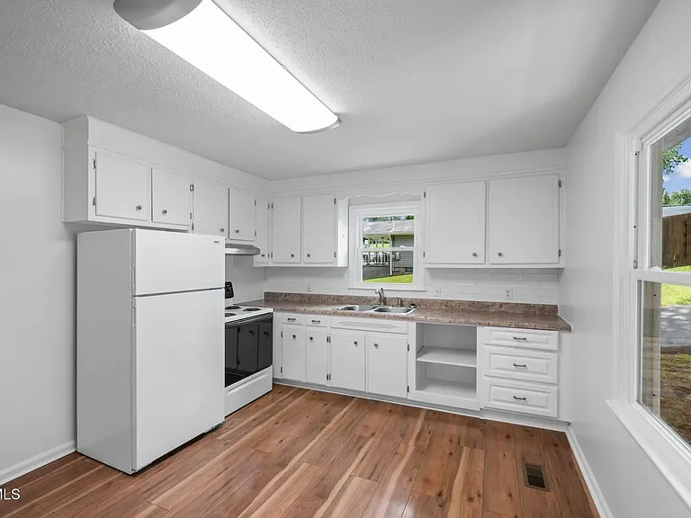 15 Holmes St — Photo 16
