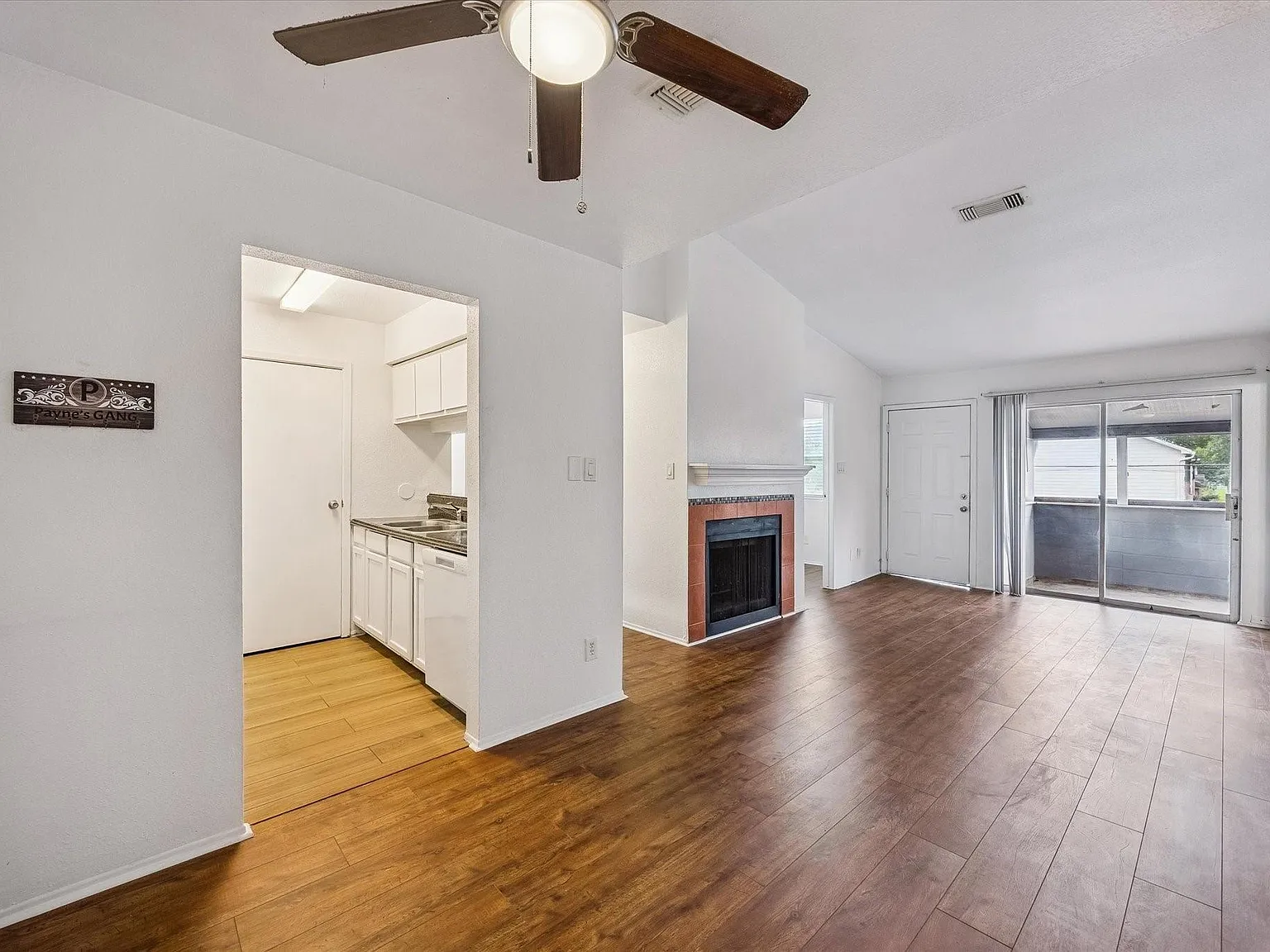 3 bed, 2.0 bath, 1025 sqft, $1,495 — Photo 2