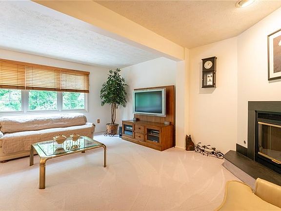 4th image of 2640 Birchwood Ln