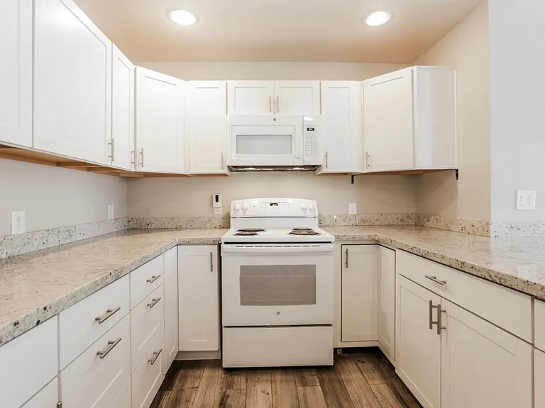 815 E Mountain View Rd — Photo 5
