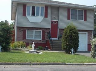 31 Frontenac St, Springfield, MA 01151