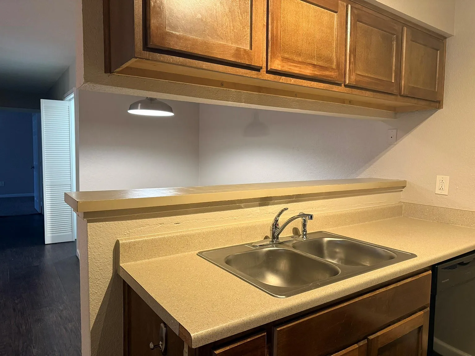 2 bed, 1.0 bath, 885 sqft, $1,125 — Photo 3