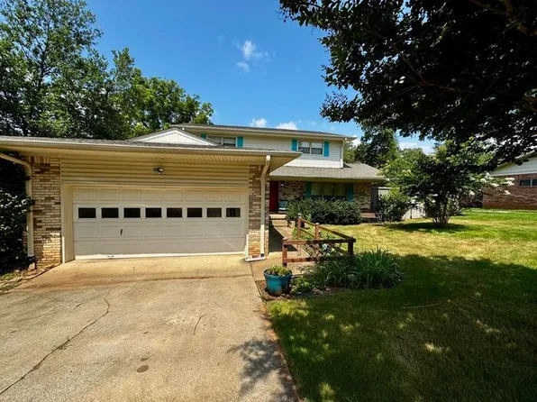 7608 Peacock Dr SW, Huntsville, AL 35802