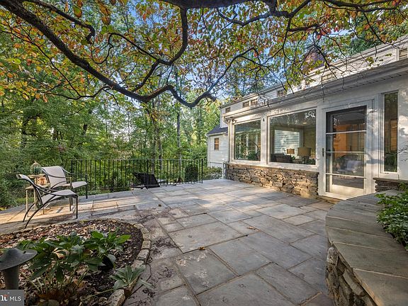 5th image of 770 Hedges Ln