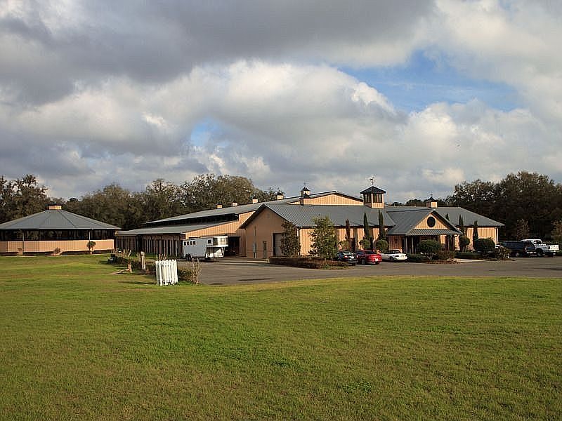 Barn, Covered Arena and Round Pen
