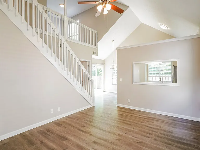 1208 Wembley Dr — Photo 4