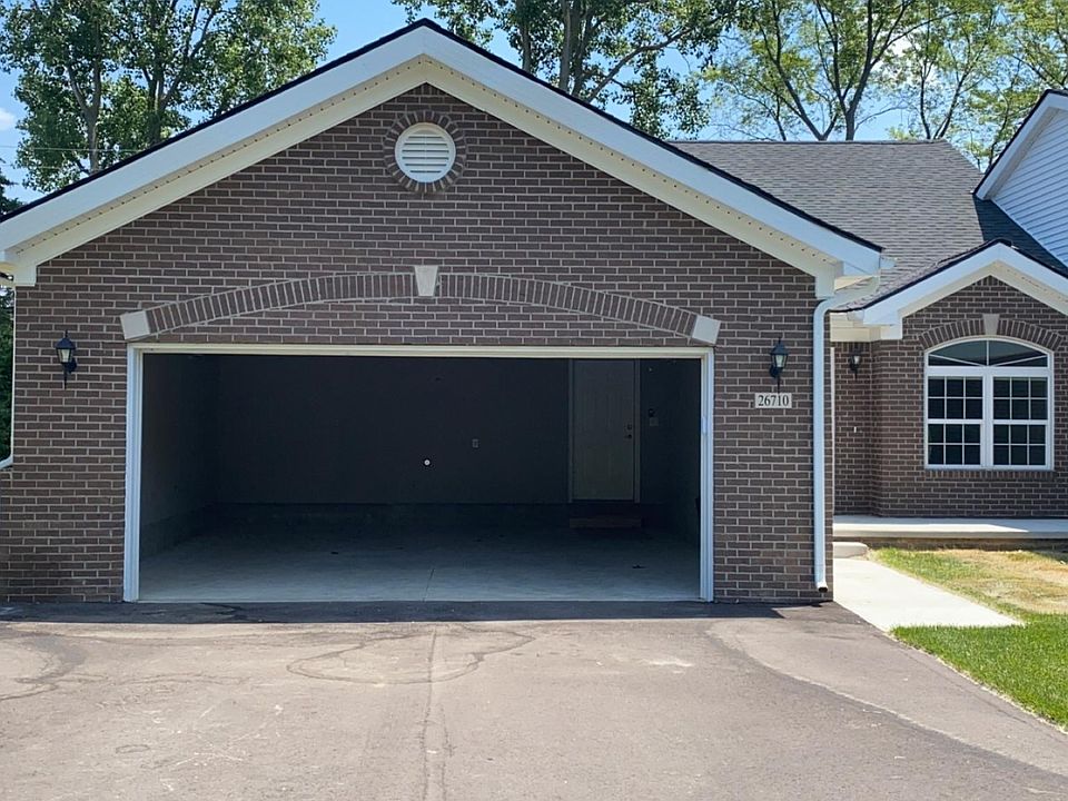 This spacious 2.5-car garage offers more than enough room for your vehicles, plus extra space for all your tools, gear, and storage needs. Whether you''re looking for a workshop, additional storage, or just a place to park multiple cars.