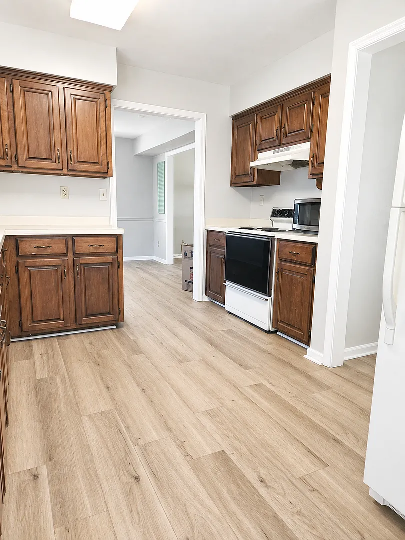 Spacious 4-Bedroom Single-Family Home Near Naval Station Norfolk — Photo 2