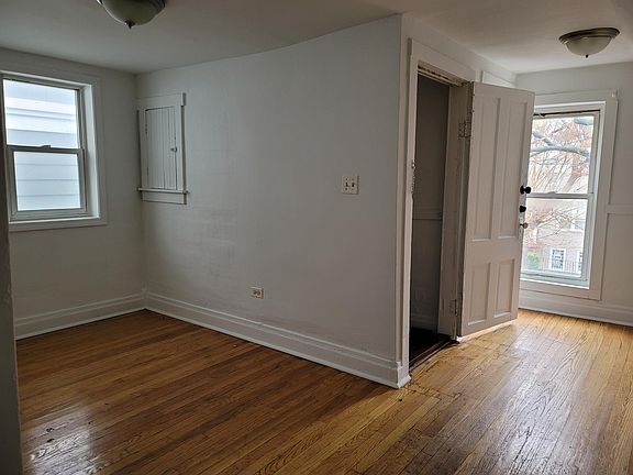 5th image of 2229 W Oakdale Ave