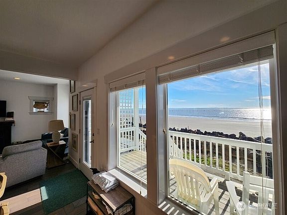 5th image of 305 Marine View Drive SE