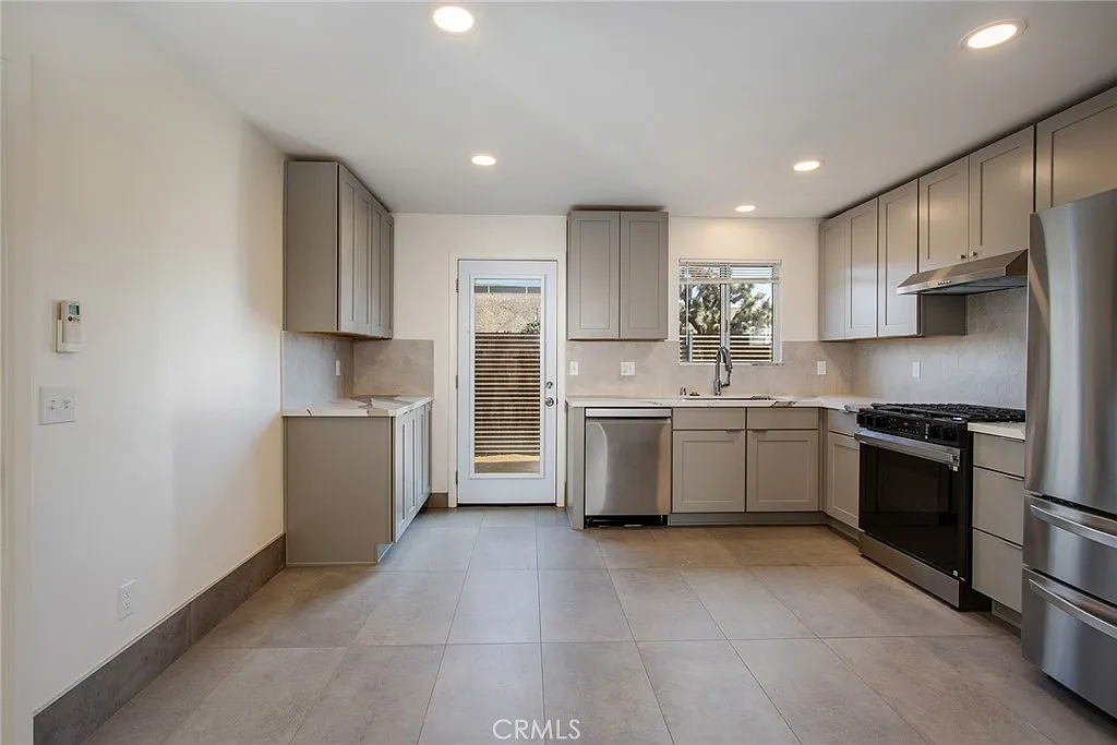 2 bed, 832 sqft, $1,650 — Photo 2
