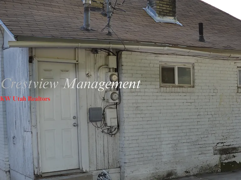 572-574 N 400 W — Photo 12