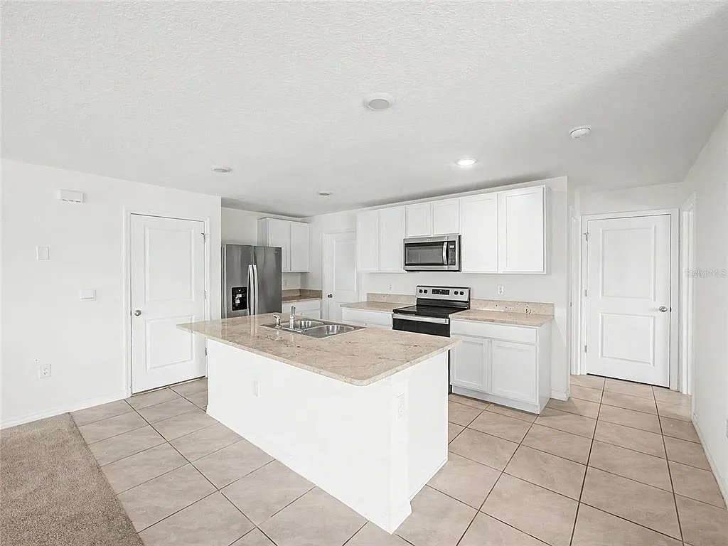 5 bed, 3.0 bath, 2438 sqft, $2,300 — Photo 4