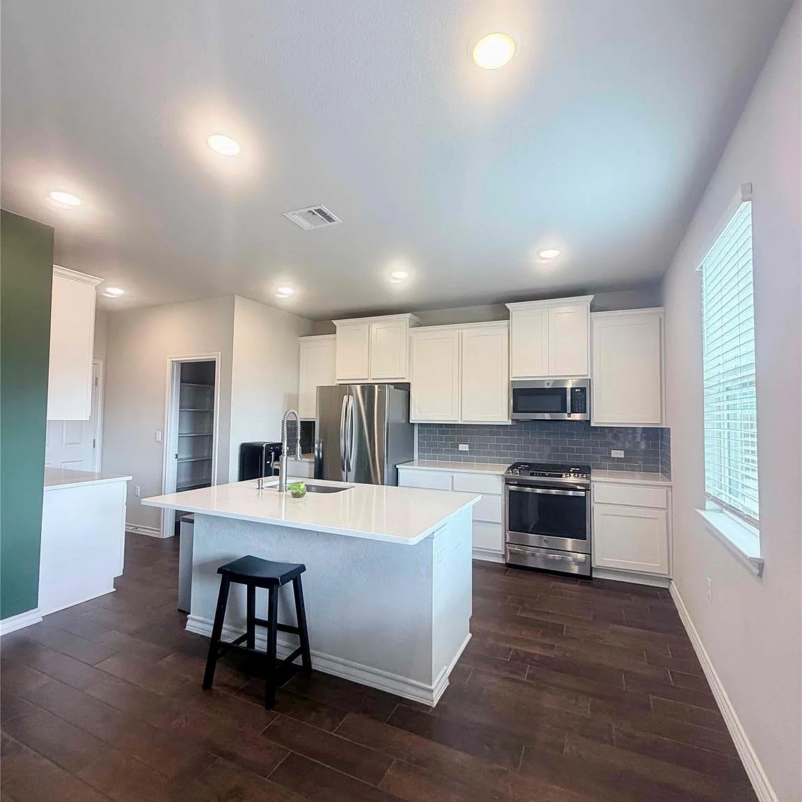 4 bed, 3.0 bath, 2174 sqft, $2,400 — Photo 2