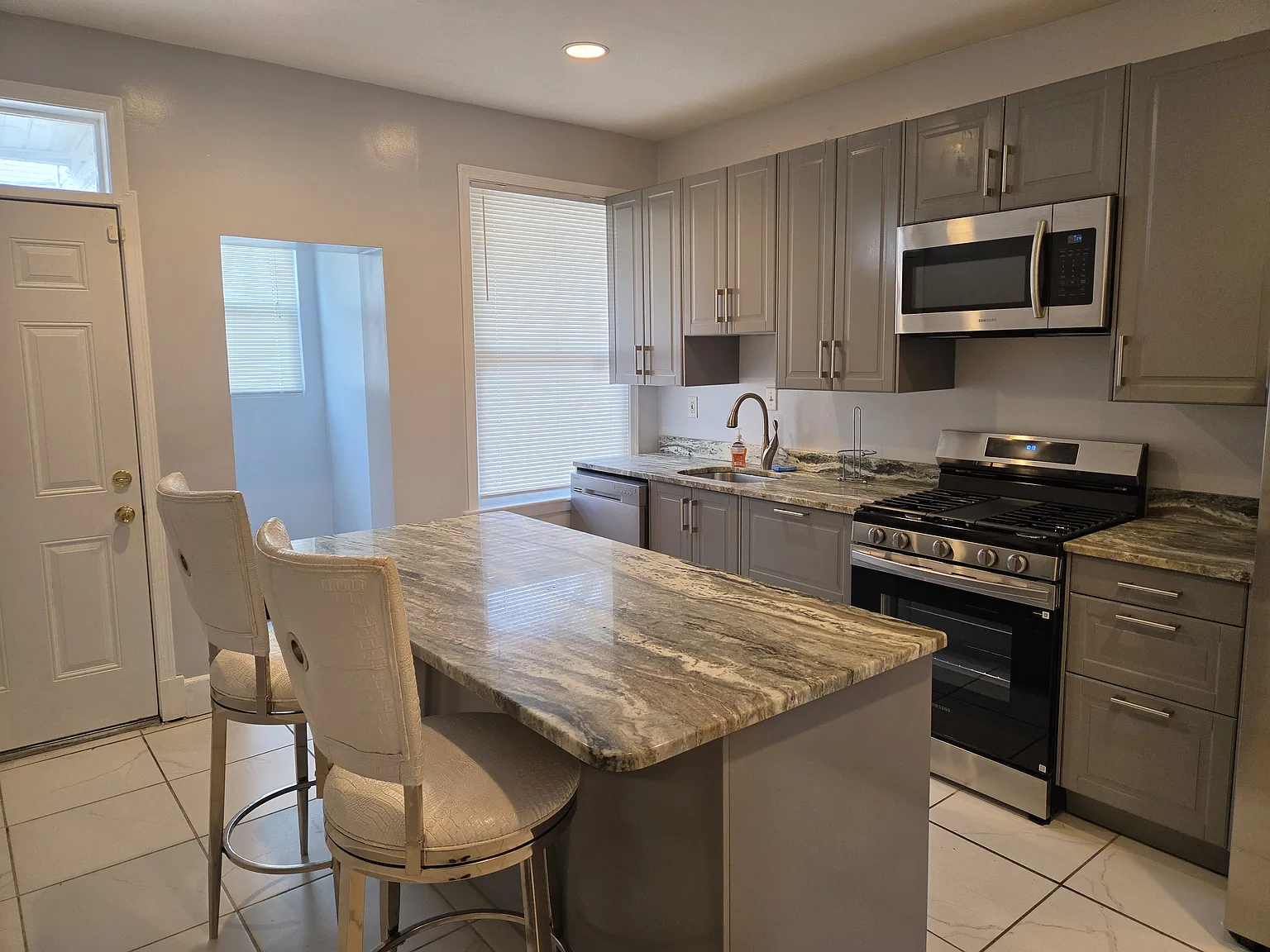 3 bed, 1284 sqft, $1,950 — Photo 2