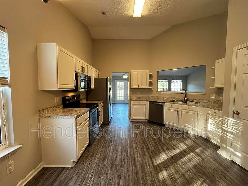 3 bed, 2.0 bath, 1540 sqft, $2,000 — Photo 2