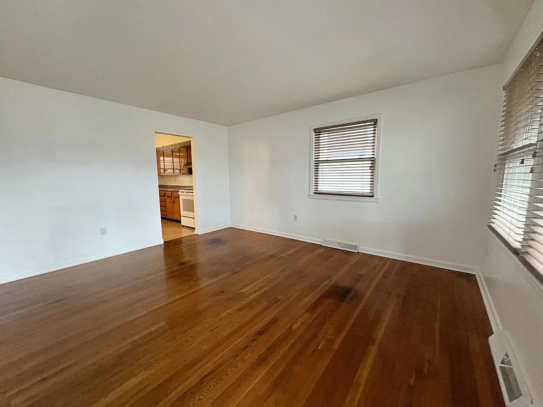 3 bed, 1.0 bath, 1073 sqft, $1,900 — Photo 2