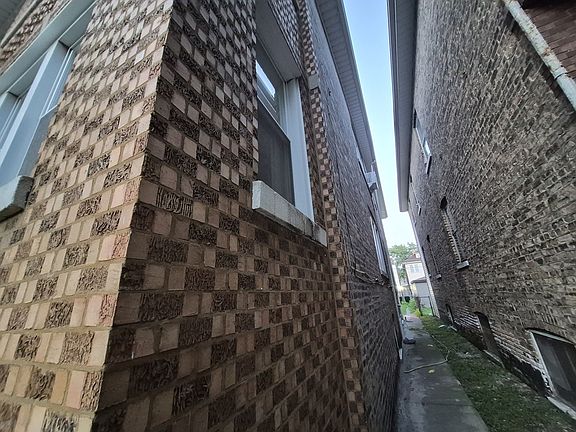 3rd image of 6807 S Talman Ave