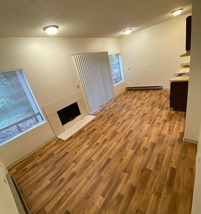 1st image of 1079 108th Ave NE APT 6