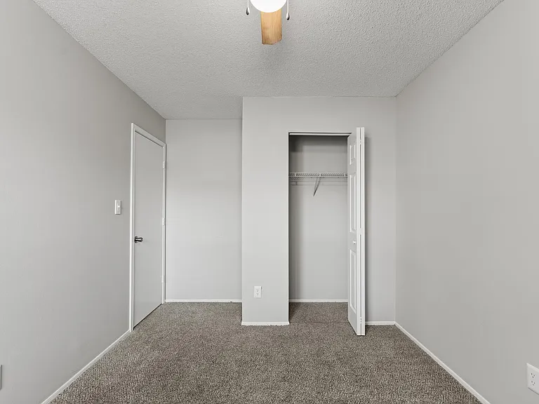 Wilshire Park Apartments — Photo 13