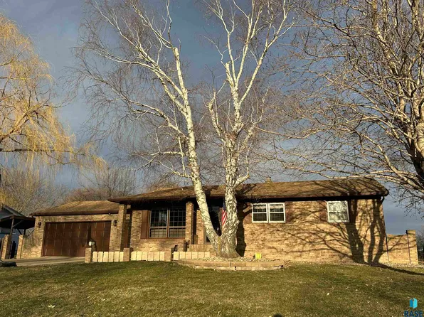 800 SW Wynken Dr, Freeman, SD 57029