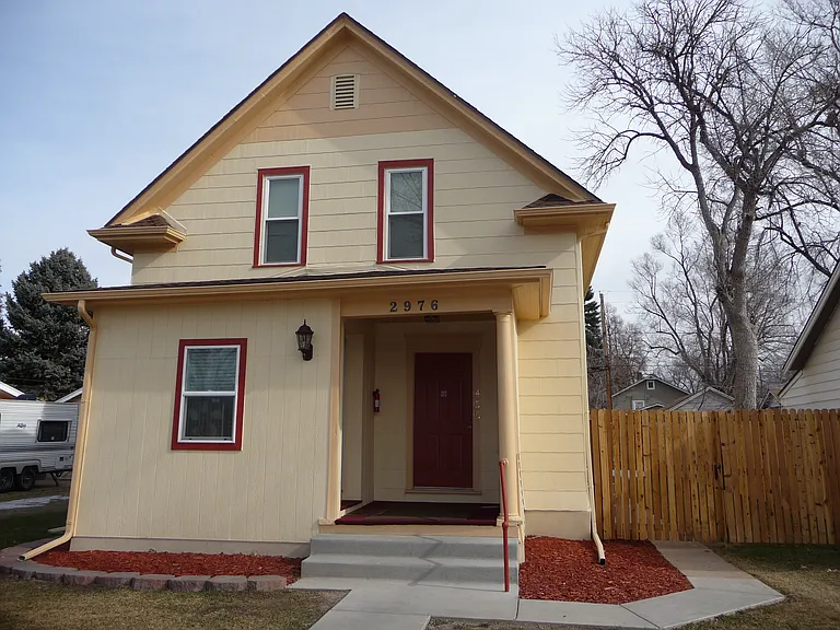 Front view of the house - this is the right place!