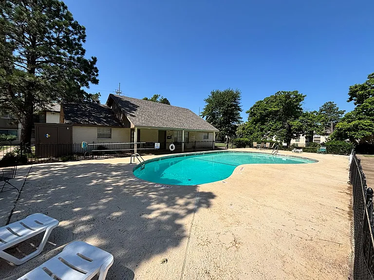 1717 E Lindsey St — Photo 15