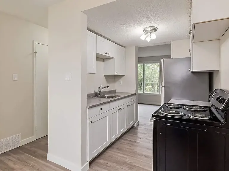 602 Laurier St W — Photo 3