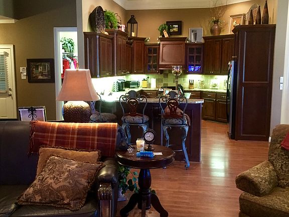 3rd image of 6910 Manor Crest Dr