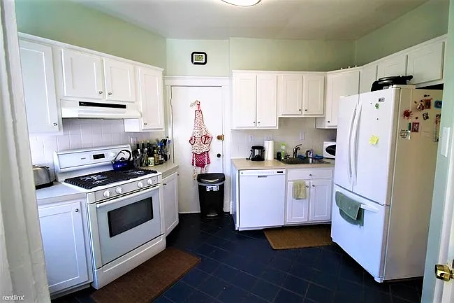 Building Photo - 54 Dwight St #5