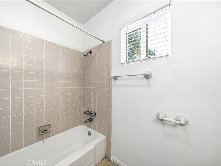1601 Van Horne Ln — Photo 11